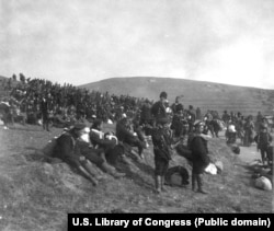 Сдавшиеся японцам в Порт-Артуре российские моряки. 1905 год