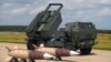 Американская реактивная система залпового огня на колесном шасси M142 HIMARS с ракетами ATACMS используется в Вооруженных силах Украины