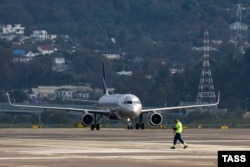 Россия, Краснодарский край. Адлер. Самолет Airbus A321 авиакомпании «Аэрофлот» на территории международного аэропорта «Сочи», ноябрь 2023 года