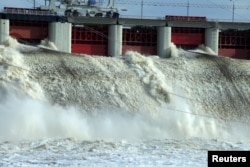 Весенний сброс воды на Плявиньской ГЭС в Латвии. Архивное фото