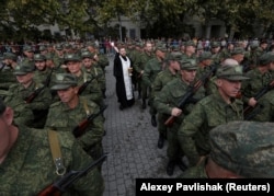 Священник благословляет мобилизованных на войну с Украиной. Севастополь, 27 сентября 2022 года