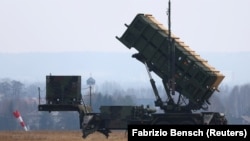 Пусковая установка зенитно-ракетного комплекса MIM-104 Patriot армии США в аэропорту Жешув-Ясенка, Польша, 16 марта 2022 года