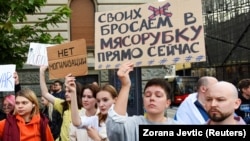 Во время акции протеста в Белграде против мобилизации россиян для войны с Украиной. Сербия, 24 сентября 2022 года.