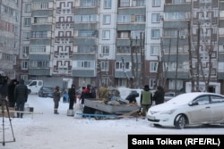 Жергілікті жылу орталығындағы апат салдарынан аязды күні үйі суып абыржыған тұрғындарға су құбыры жарылып, кәріз жүйесінің істен шығуы жығылған үстіне жұдырық болып тиді. Екібастұз, Павлодар облысы, 6 желтоқсан 2022 жыл.