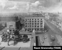 Москва, осень 1941 года. Зенитная артиллерия на крыше одного из домов