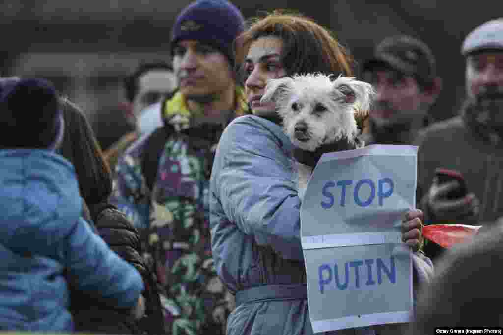 Протестующие на проукраинском митинге в Бухаресте, Румыния. 26 февраля 2022 года