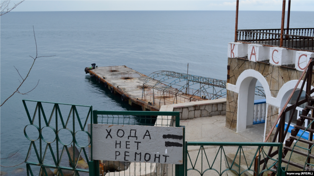 В конце прошлого года российский глава Крыма Сергей Аксенов во время визита в &laquo;Ласточкино гнездо&raquo; задался вопросом ремонта причала. Однако никаких действий до сих пор не предпринято