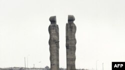 The unfinished statue of "Peace and Brotherhood" in Kars (April 2010 photo)