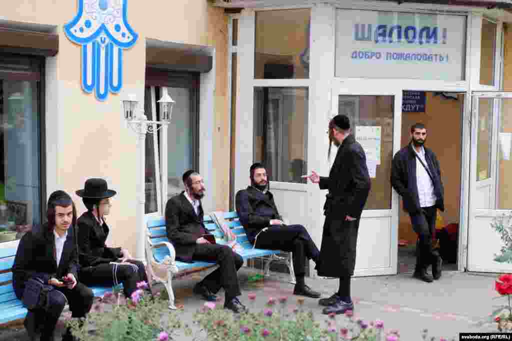 Residents of Homel are now getting used to the unusual sight of numerous Hasidic Jews in traditional garb on the streets of their city.&nbsp;