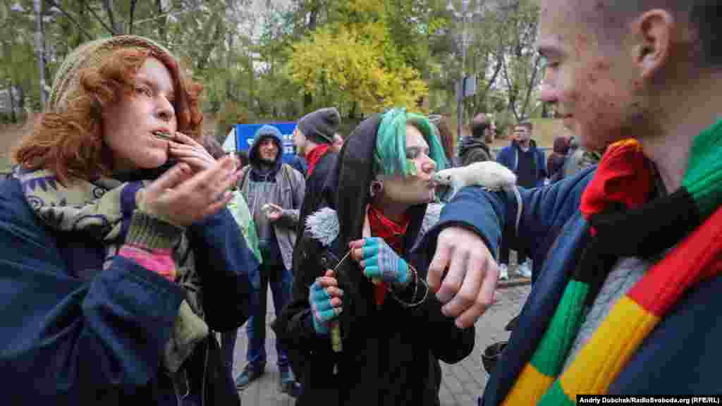 На митинг пришла преимущественно молодежь, но встречались и пожилые люди