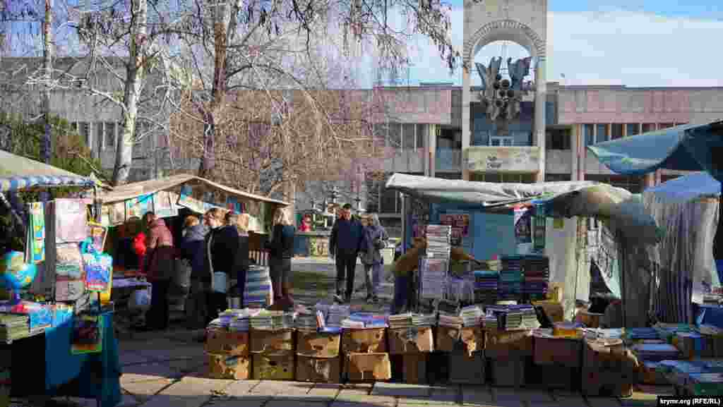 По выходным проход от автобусной остановки к Дворец культуры перекрыт книжными палатками