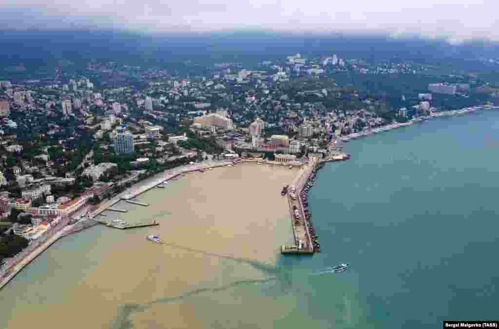 Вид на приток грязной воды из местных рек в Черное море после сильных дождей