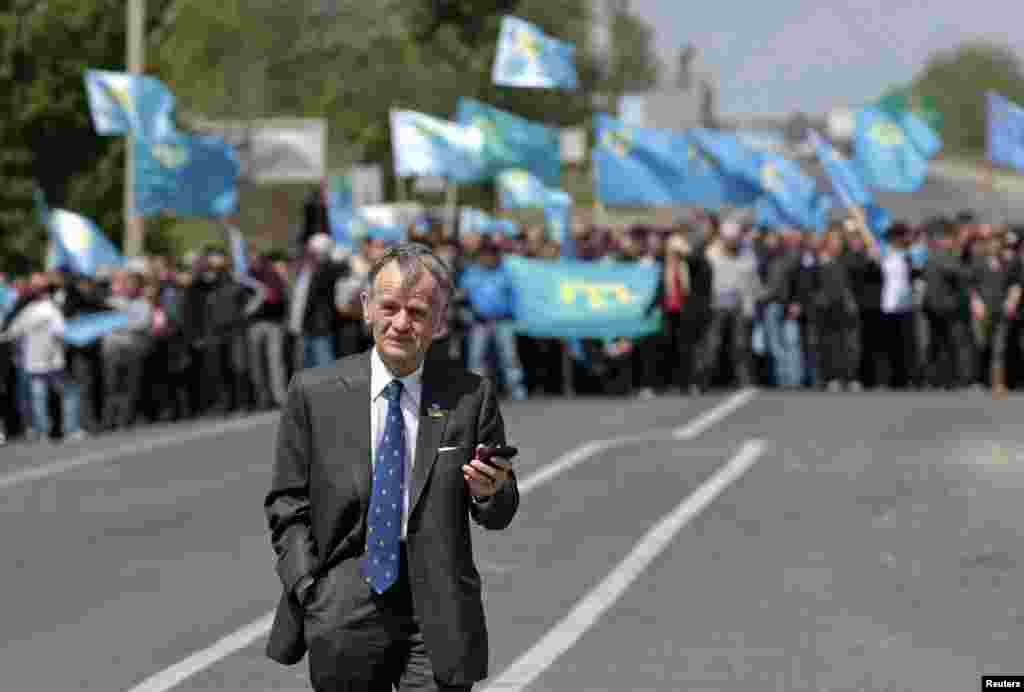 Лидер крымскотатарского народа, народный депутат Украины&nbsp;Мустафа Джемилев&nbsp;считает, что &laquo;прорыв&raquo; админграницы между аннексированным Крымом и материковой частью Украины 3 мая 2014 года был &laquo;нормальной реакцией соотечественников на российскую оккупацию полуострова&raquo;.&nbsp; &laquo;Это была нормальная реакция соотечественников на то, что оккупант решает: кому жить, а кому &ndash; не жить в Крыму. Это было нормальное выражение возмущения&raquo;, &ndash;&nbsp;сказал&nbsp;Джемилев в комментарии&nbsp;Крым.Реалии в 2019 году