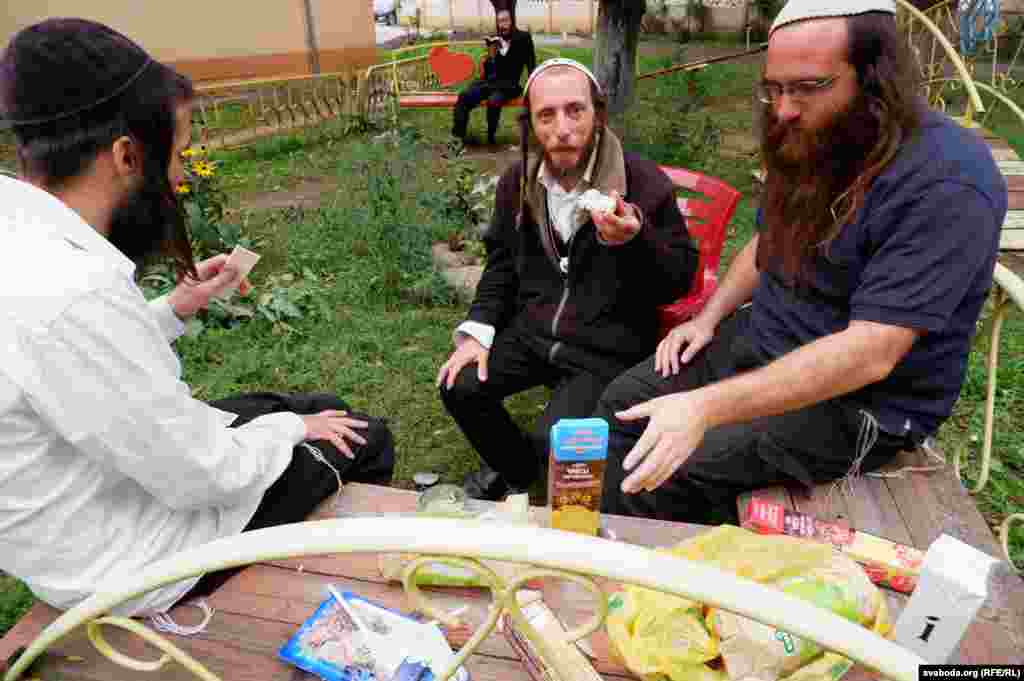 Many of the pilgrims who were prevented from entering Ukraine due to COVID-19 restrictions have now set up camp in Homel.&nbsp;