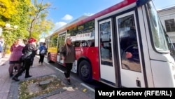 Люди в масках и без них на остановке общественного транспорта в Керчи, октябрь 2021 года