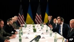 Президент Украины Владимир Зеленский на встрече с вице-президентом США Джей Ди Вэнсом и государственным секретарем США Марко Рубио во время Мюнхенской конференции по безопасности, 14 февраля 2025 года