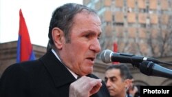 Opposition leader Levon Ter-Petrossian addresses supporters rallying in Yerevan