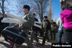 Украинские военные оставляют часть в поселке Новофедоровка. 22 марта 2014 года