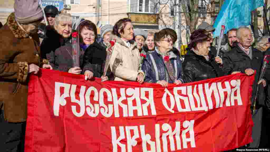 На площади Амет-Хана Султана собрались представители &laquo;Русской общины&raquo;, &laquo;Крымпатриотцентра&raquo;, &laquo;Союза советских офицеров&raquo; и других организаций