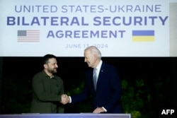 Президент США Джо Байден и президент Украины Владимир Зеленский при подписании двустороннего соглашения о безопасности. Италия, 13 июня 2024 года