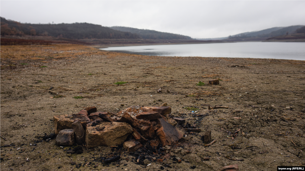 Падение уровня воды в водохранилище заставляет желающих отдохнуть на берегу подбираться ближе к воде. Следы от костров теперь можно увидеть даже на дне водоема&nbsp;