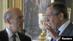 Russian Foreign Minister Sergei Lavrov (right) speaks with his French counterpart, Alain Juppe, during their meeting in Moscow.