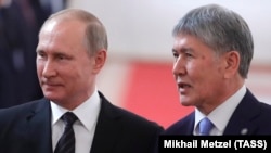 Former Kyrgyz President Almazbek Atambaev (right) and Vladimir Putin in Moscow in 2017