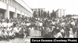 Делегаты и гости Второго Курултая крымскотатарского народа. Июнь 1991 года. Архив Сетьи Казакова