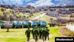 Российские военные в крымском селе Перевальное, 5 марта 2014 года