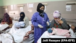 Afghan mothers of newborn babies get treatment at the Rezaei Maternity Hospital in the western Afghan city of Herat. (file photo)