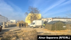 Ақтау қаласындағы мәйітхана маңын бақылап тұрған полиция ішкі жаққа ешкімді өткізбей тұр. Маңғыстау облысы, 26 желтоқсан, 2024 жыл.