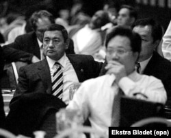 Gafur Rakhimov (left) attends a sports congress in Ankara in 1998