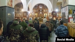 Российские военные в храме Андрея Первозванного в Керчи, 1 марта 2014 года. Фото опубликовано в Facebook пользователем «Константин Ходаковский»