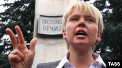 Yevgenia Chirikova talks to the media after filing documents at an election commission office to run in the Khimki mayoral election on August 27.