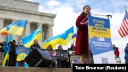 Посол Украины в США Оксана Маркарова выступает на митинге в поддержку Украины во время полномасштабной вооруженной агрессии России. Вашингтон, 27 марта 2022 года