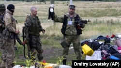 Пророссийские боевики на месте падения обломков МН17 около села Грабово, 18 июля 2014 года