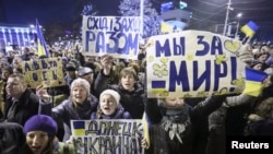 Жители Донецка на акции протеста против агрессии России в отношении Украины. 5 марта 2014 года