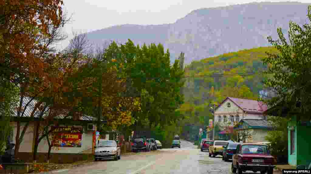 Село Соколиное (до 1945 года Коккозь, в переводе с крымскотатарского &ndash; голубой, небесный глаз) Бахчисарайского района