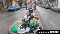 Мусор посредине городской улицы. Керчь, январь 2019 года