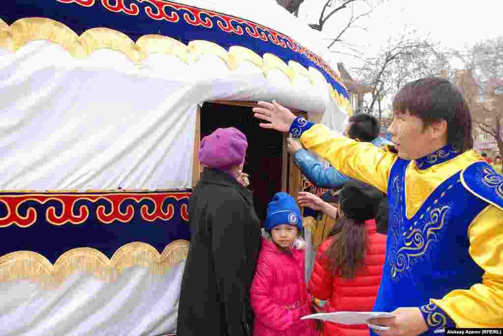 &laquo;Киіз үй мейрамының&raquo; алғашқы күні Алматының Арбатында төрт киіз үй тігілді. Жас жігіт талдан жасалған жиырма қанатты киіз үйді таныстырып тұр.