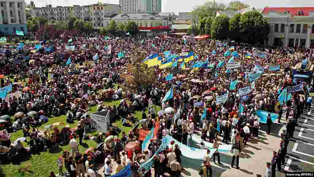 2006 год. На главной площади Симферополя собираются тысячи людей