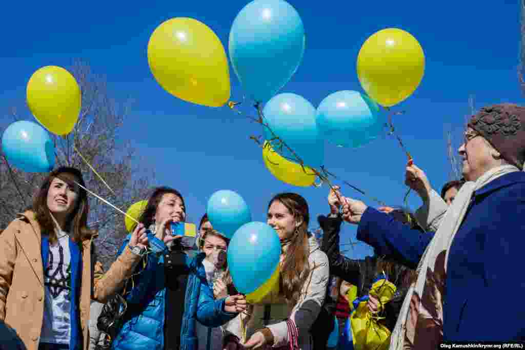 Активисты запустили в небо желто-синие шары