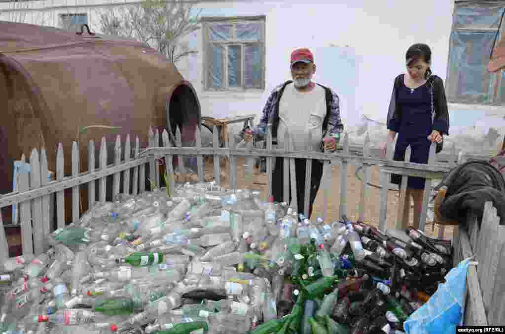 Зәріп Нысанбеков алдағы уақытта үйінің ауласынан 18 мың шөлмектен шағын баспана салу жоспары барын айтады.