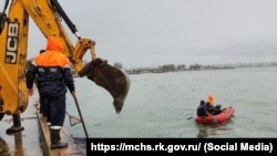 У Ленінському районі рятувальники чистять узбережжя від мазуту з російських танкерів у Керченській протоці, 22 грудня 2024 року