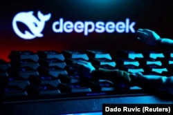 Логотип Deepseek, клавиатура и руки робота. Коллаж