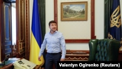 Zelenskiy o‘ziga Yanukovich va Poroshenkodan meros qolgan "oltin bezakli¸ bachkana" prezident kabinetida.