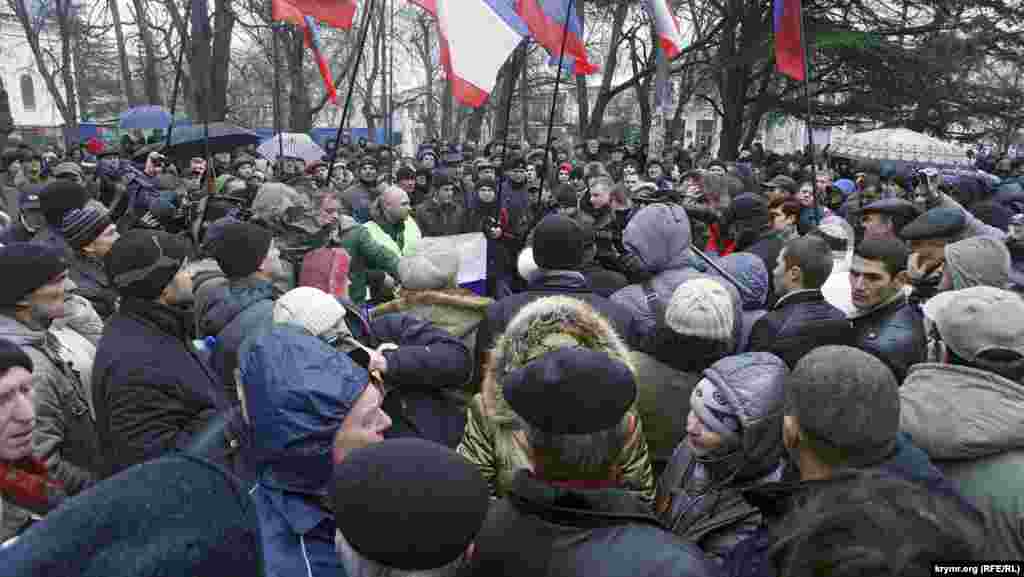 Вот, в целом, и весь митинг.&nbsp; Подвозить сюда людей из Севастополя, как это было день назад, чтобы устроить бойню с крымскими татарами, организаторы, видимо, посчитали ненужным. А &laquo;своих&raquo; набралось совсем немного