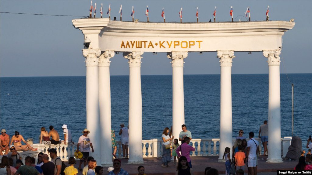 Ротонда на набережной Алушты считается визитной карточкой города. Ее можно увидеть, спускаясь к морю по улице Октябрьской или Горького