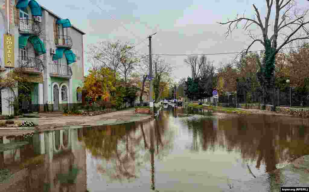 Улица Белинского в центре Евпатории после большого дождя