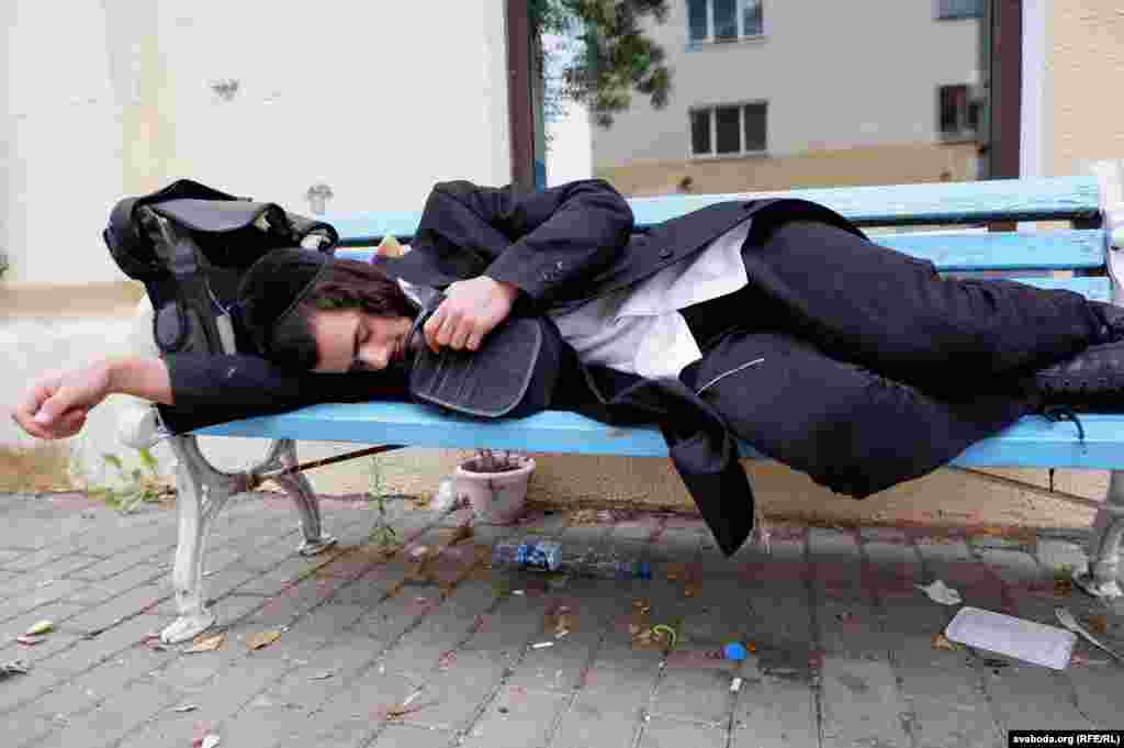 One pilgrim sleeps on a bench in Homel on September 14.&nbsp;